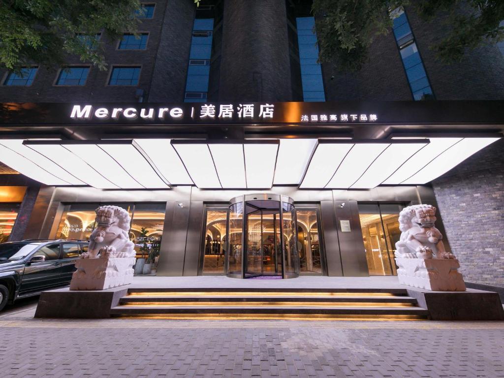 a building with two lion statues in front of it at Mercure Xian City Centre in Xi'an