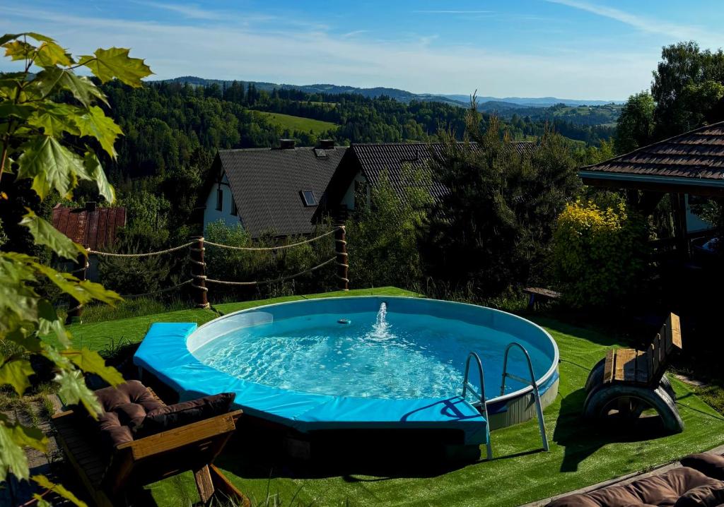 a hot tub in the middle of a yard at Domek u Małysza Istebna in Istebna