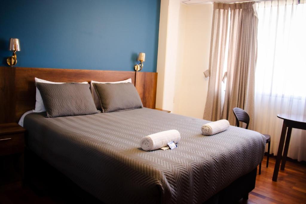 a bedroom with a bed with two towels on it at Esmeralda con altura in Callampaya
