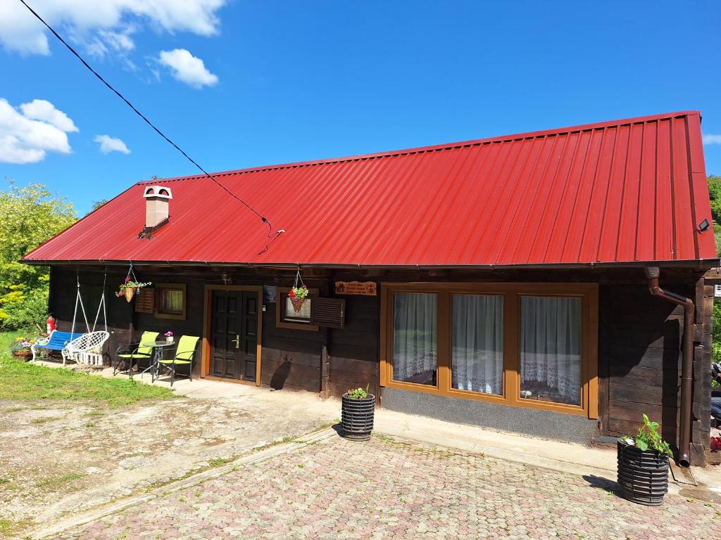 a red roofed house with a red roof at Hiža Bake Veronike in Hrašćina