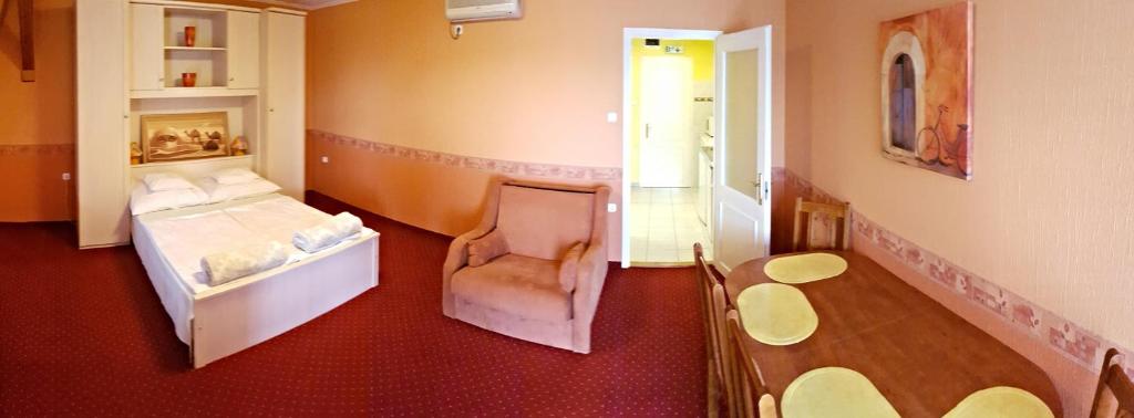 Kastélykert Apartman - Two-Bedroom Apartment With Balcony