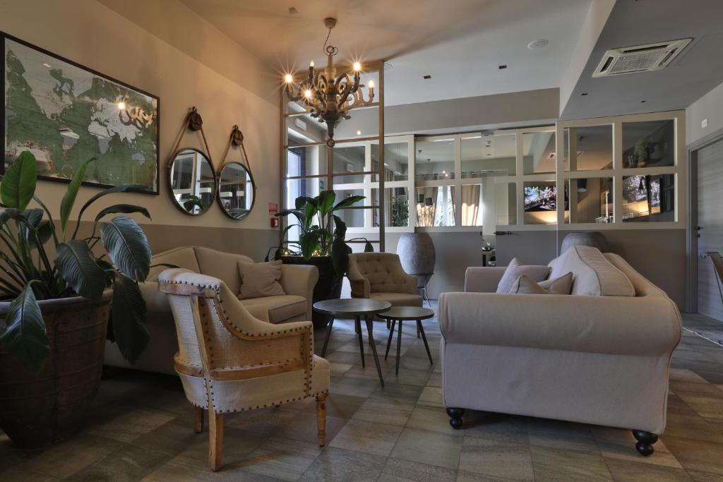 ein Wohnzimmer mit Sofas, Sesseln und einem Tisch in der Unterkunft Hotel Le Corderie in Triest
