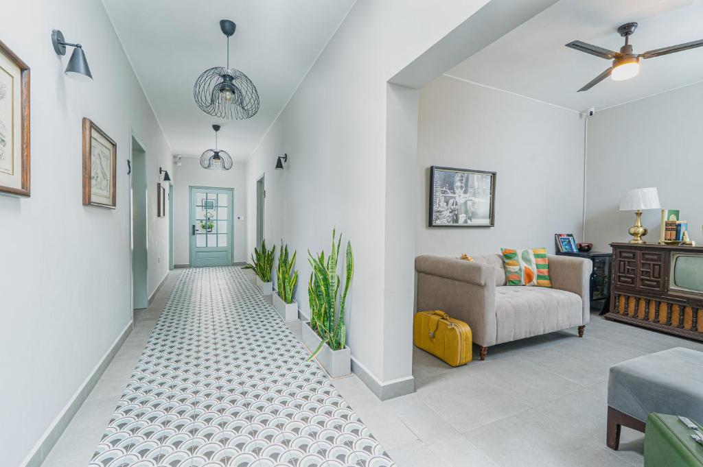 a living room with a couch and a chair at Casa Othir in Monterrey