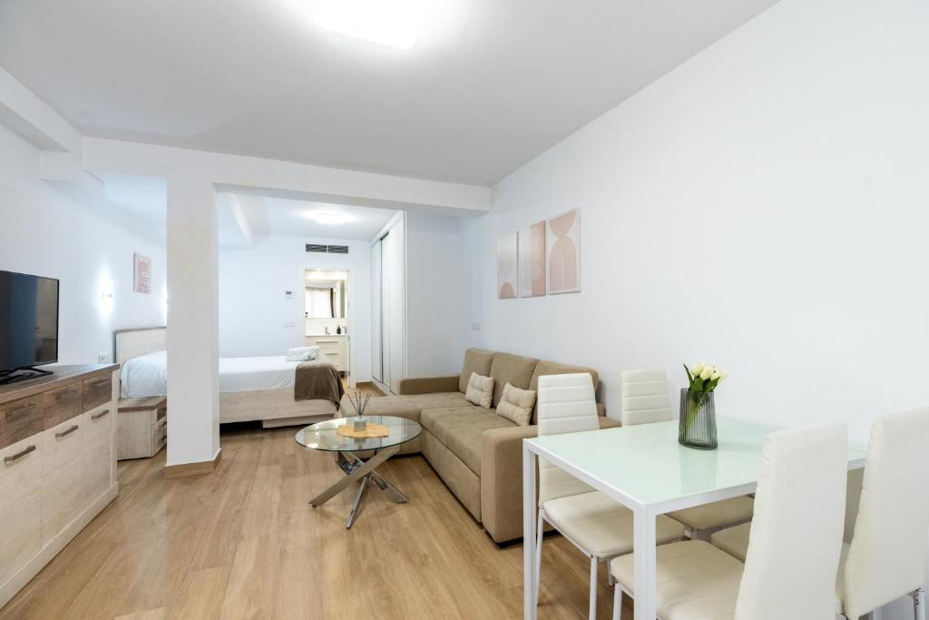 a living room with a couch and a table at Oasis Cordobés in Córdoba
