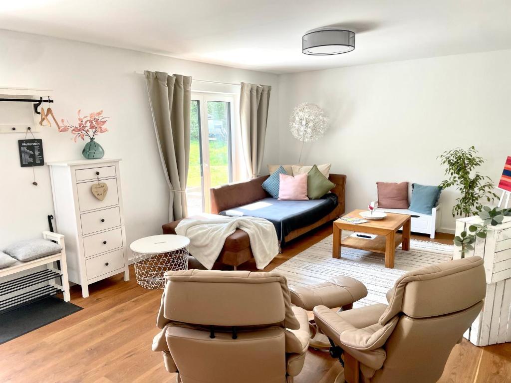 a living room with a couch and chairs at Gemütliche Ferienwohnung in Drolshagen