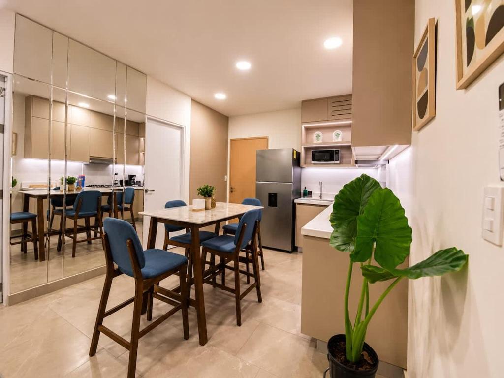 a kitchen and dining room with a table and chairs at Depto premium Valle Poniente UDEM Consulado 5px in Monterrey