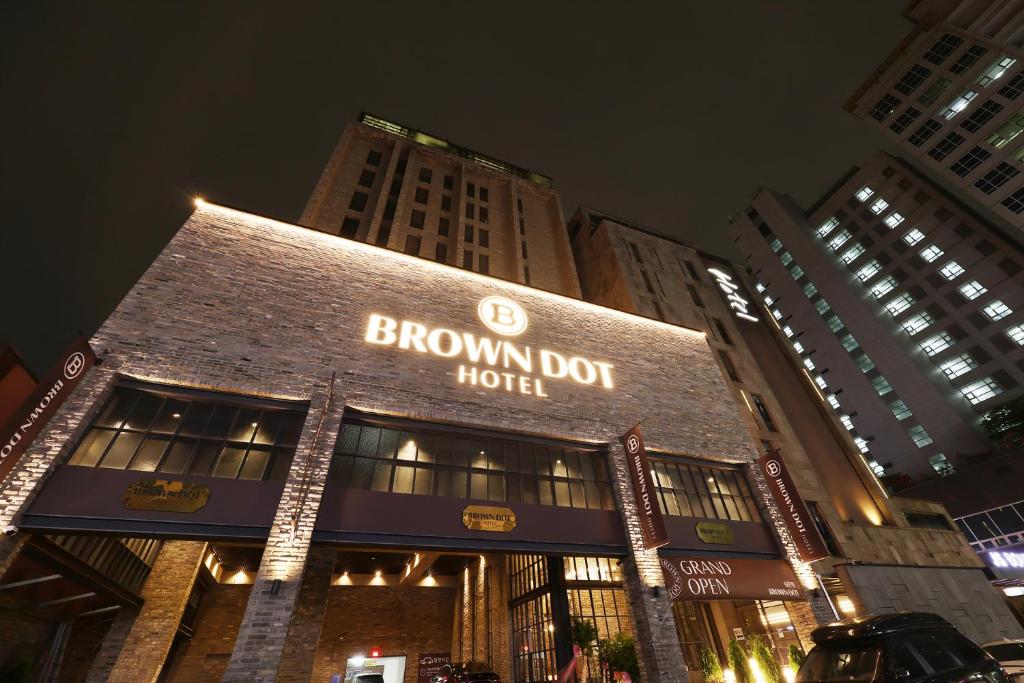 a brown dog hotel in a city at night at 브라운도트호텔동탄역점 구 js더클래식호텔 in Hwaseong