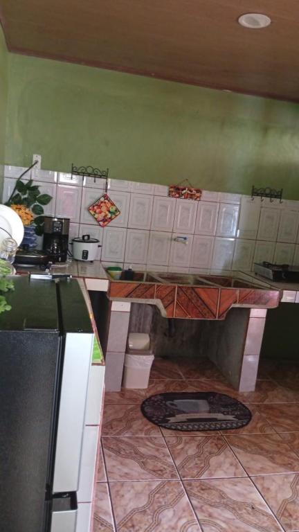a model of a kitchen with a counter top at Green house in Puerto Jiménez