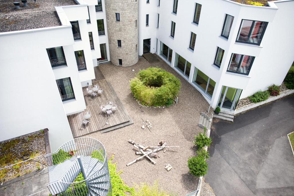 an overhead view of a courtyard in a building at Hotel Ullrich in Elfershausen