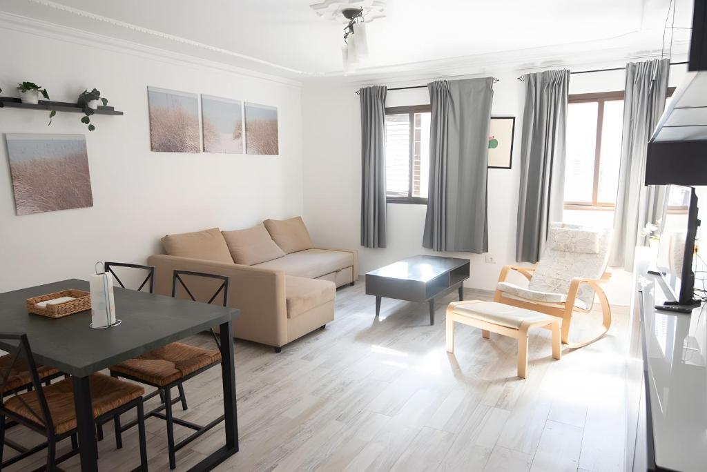 a living room with a couch and a table at Casa para descubrir el mar in La Garita