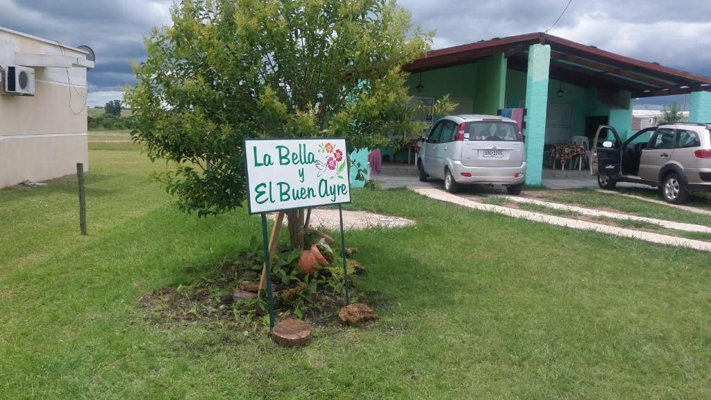 um sinal na relva em frente a uma casa em Cabañas en Termas de Guaviyú, Paysandú, Uruguay em Quebracho
