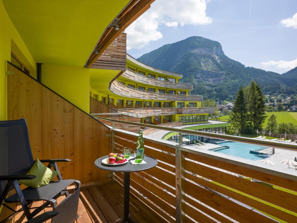 Vista generica sulle montagne o vista sulle montagne dall'interno dell'hotel