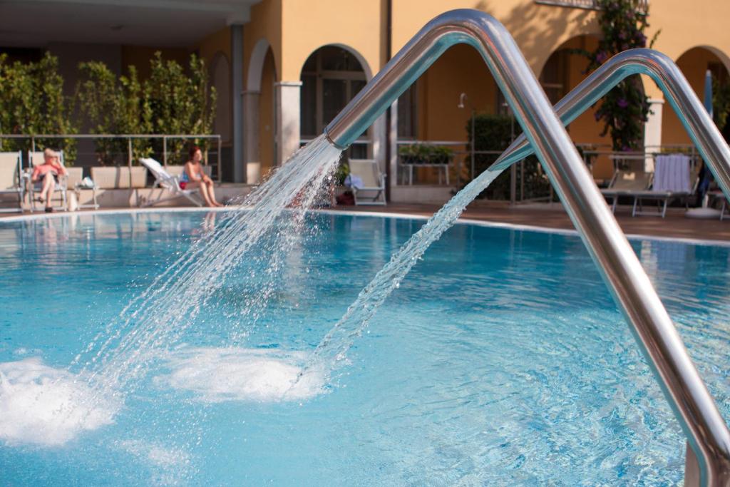 Bazén v ubytování Hotel Bisesti ***S nebo v jeho okolí