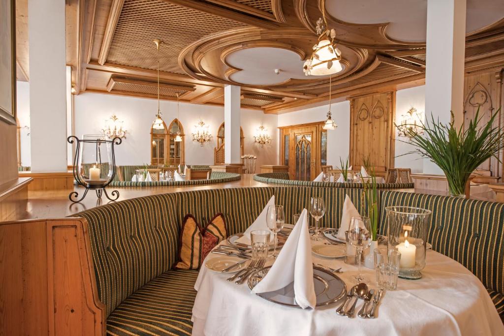 ein Esszimmer mit einem Tisch in einem Restaurant in der Unterkunft Hotel Vitalquelle Montafon in Schruns-Tschagguns