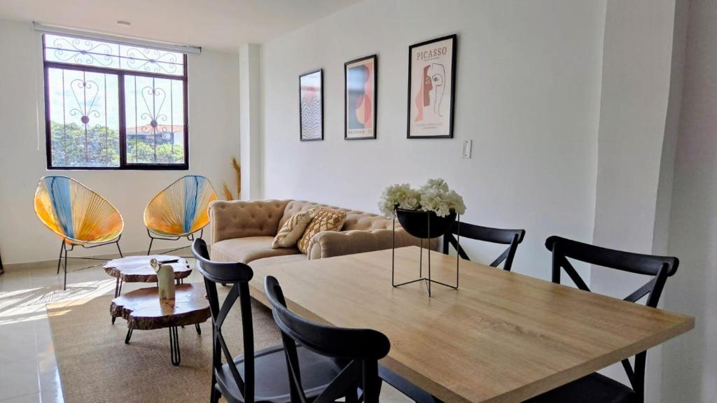 a living room with a table and a couch at Casa Amarilla SOL Apartamento Remodelado in Piedecuesta