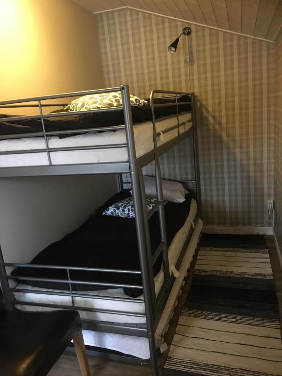 Palanda nebo palandy na pokoji v ubytování Gripenbergs Gårdsbutik