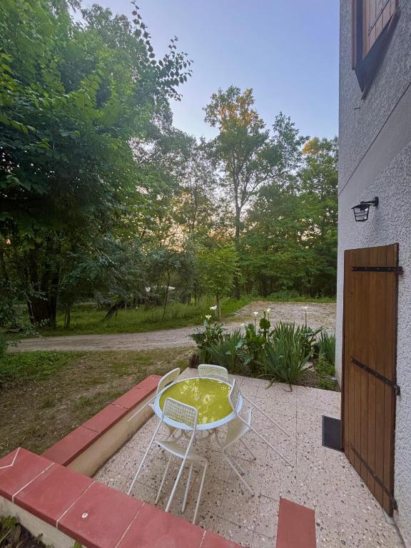 a table and chairs sitting on a patio at Appartement T2 44m2 in Saint-Lys