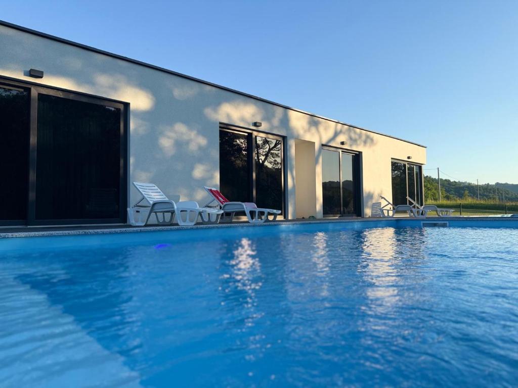 ein Swimmingpool vor einem Haus in der Unterkunft Home Libre in Bosanska Krupa