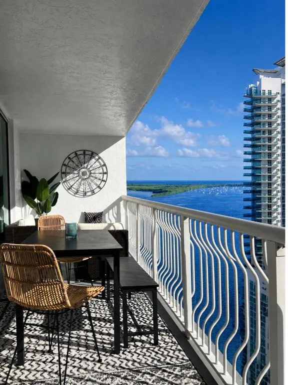 Brickell Luxe - Best Balcony - 32nd Fl - Luxe Waterfront & City Views - Furnished Balcony - Walk-Water-WiFi