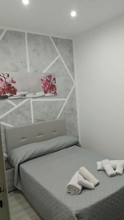 a bedroom with a bed with two towels on it at LA casetta 2.0 in Termini Imerese
