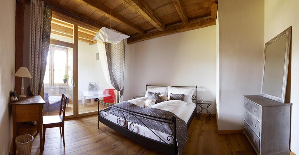 מיטה או מיטות בחדר ב-La Commanderie