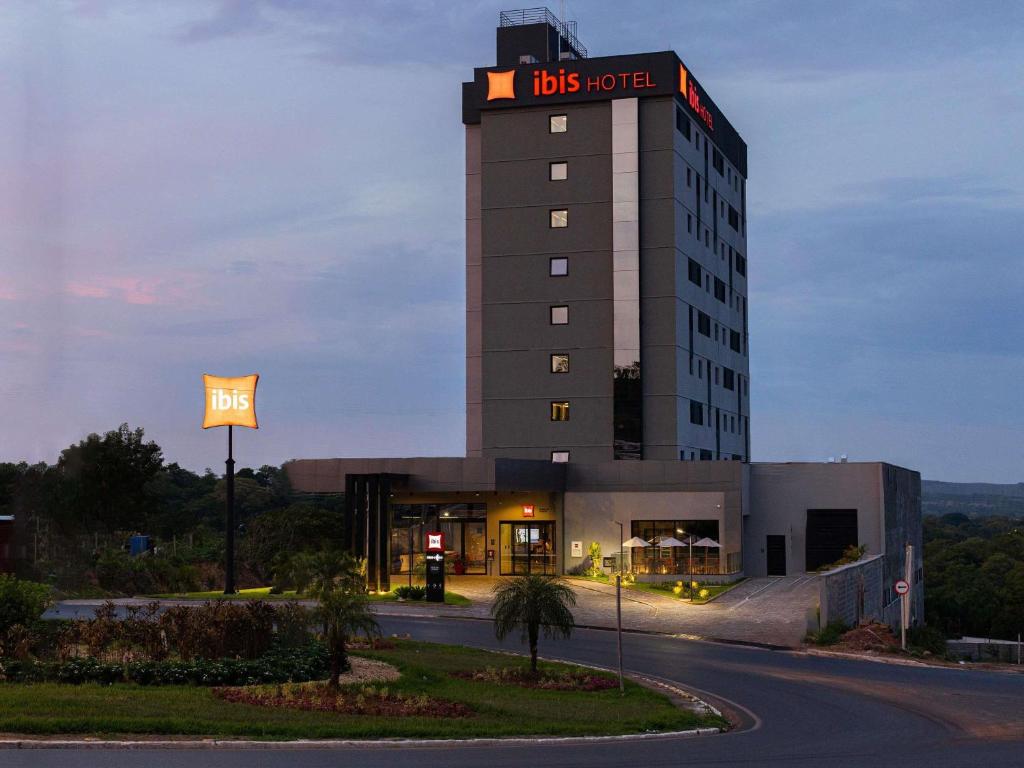 a hotel building with a sign on top of it at ibis Barra do Garças in Barra do Garças