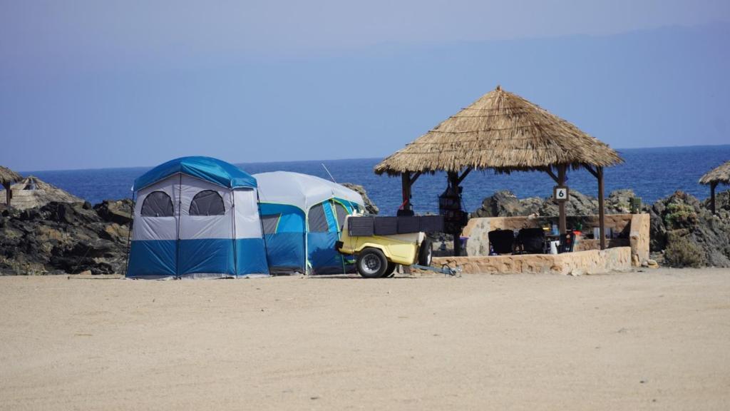 a tent and a car on the beach at Pan de Azúcar Lodge in Ciudad de Chañaral