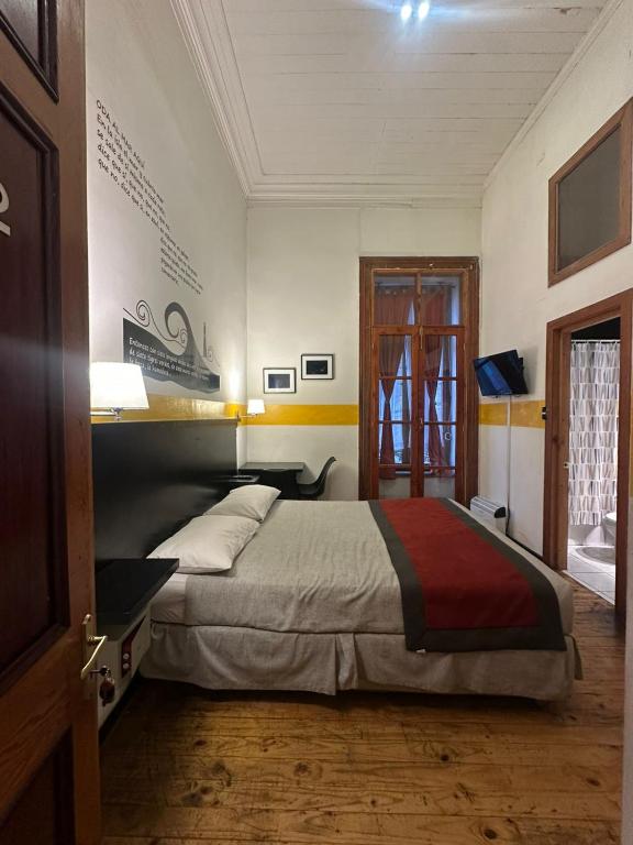 a bedroom with a large bed in a room at Da Vinci in Valparaíso