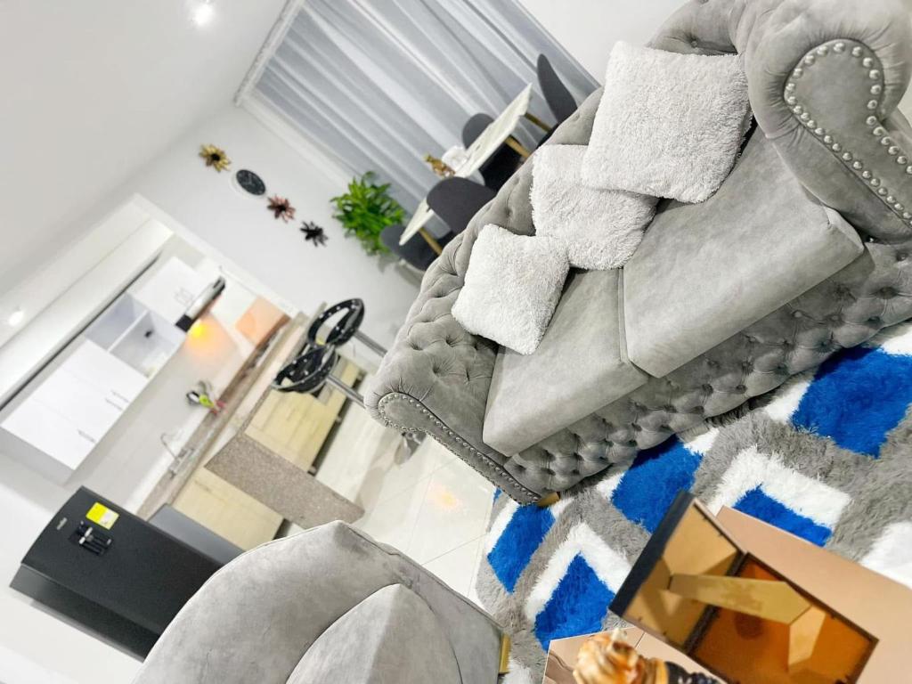 a living room with a couch and a table at Apartamento Paradise in Ibagué