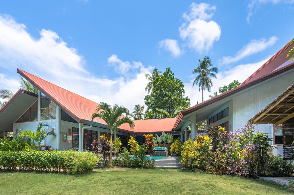 an exterior view of a house with a garden at Union House with generator in Dapa