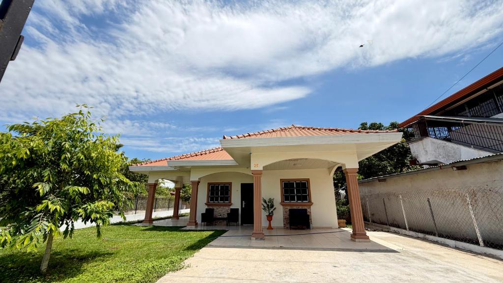a small house with a roof at Villa azuero in Los Santos