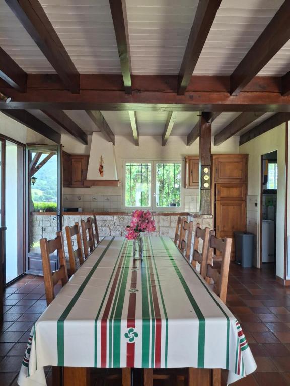 a large dining room with a table and chairs at Maison familiale Pays Basque in Ahaxe-Alciette-Bascassan