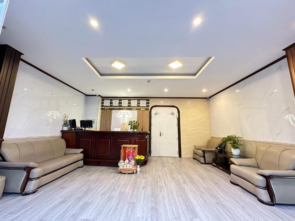 a large room with two couches and a door at Thanh 57 TKH Hotel - Giá mềm ngay bên chợ Đà Lạt in Da Lat