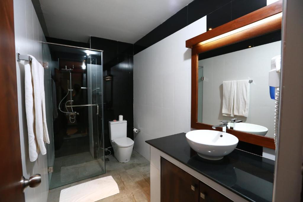 Koupelna v ubytování Royal Kandyan Hotel