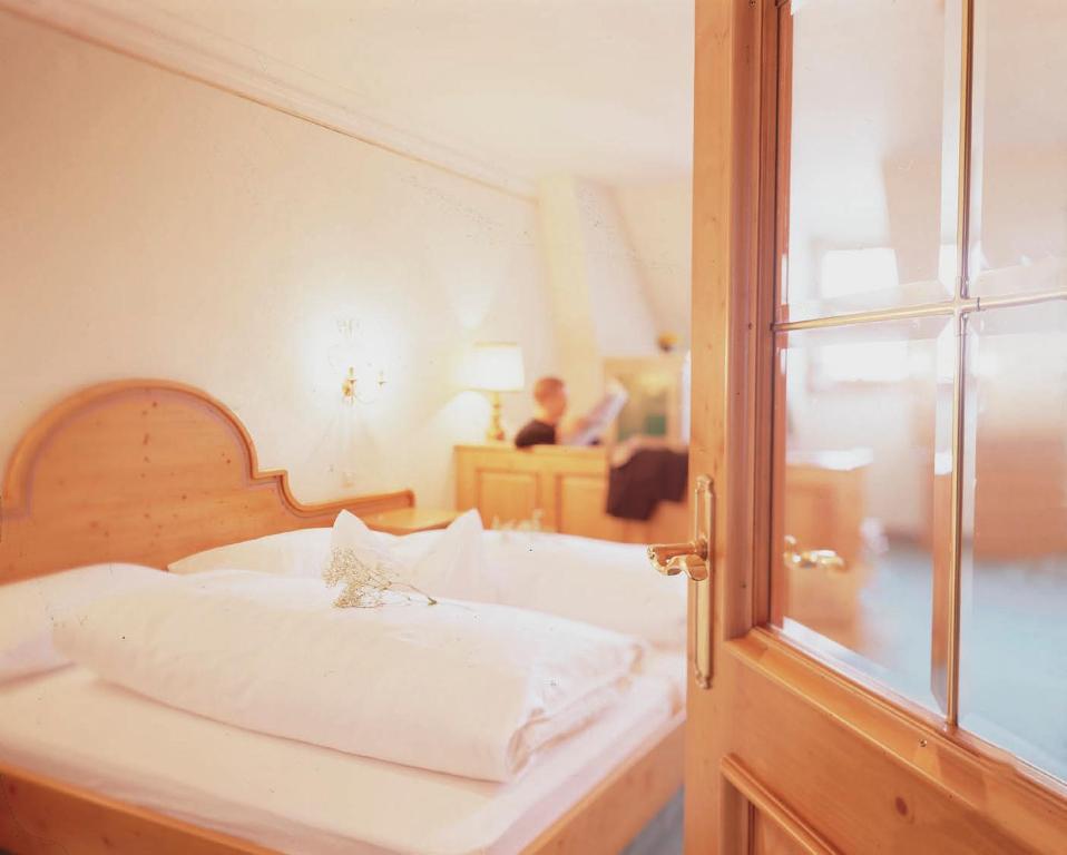 Postel nebo postele na pokoji v ubytování Landhotel Forsthof