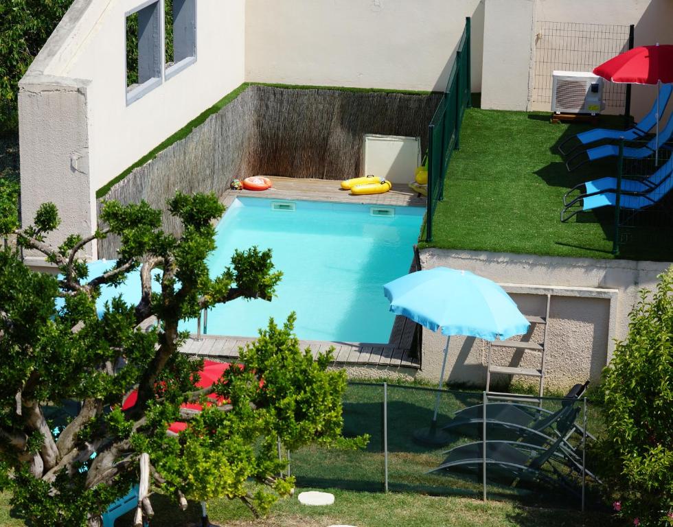 an overhead view of a swimming pool with an umbrella at Un Coin de Paradis in Cologne