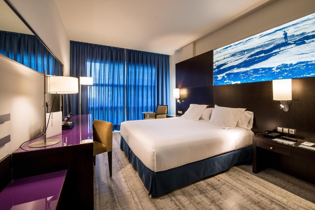 A bed or beds in a room at Vincci Maritimo