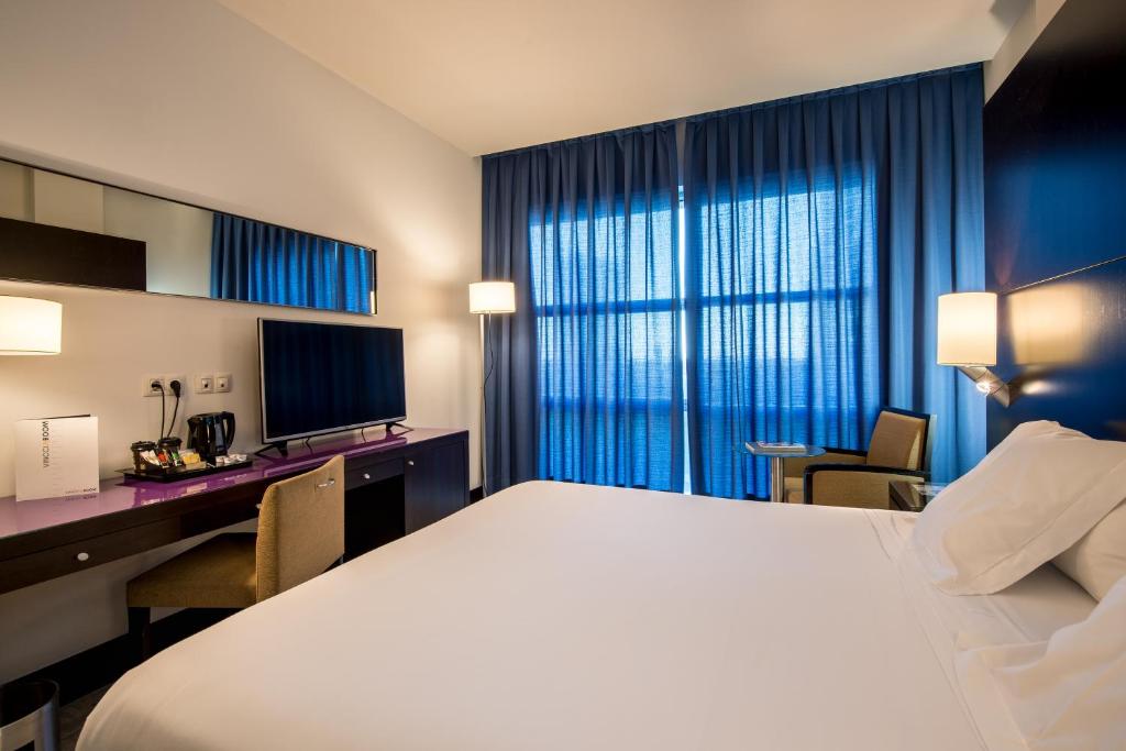 A bed or beds in a room at Vincci Maritimo