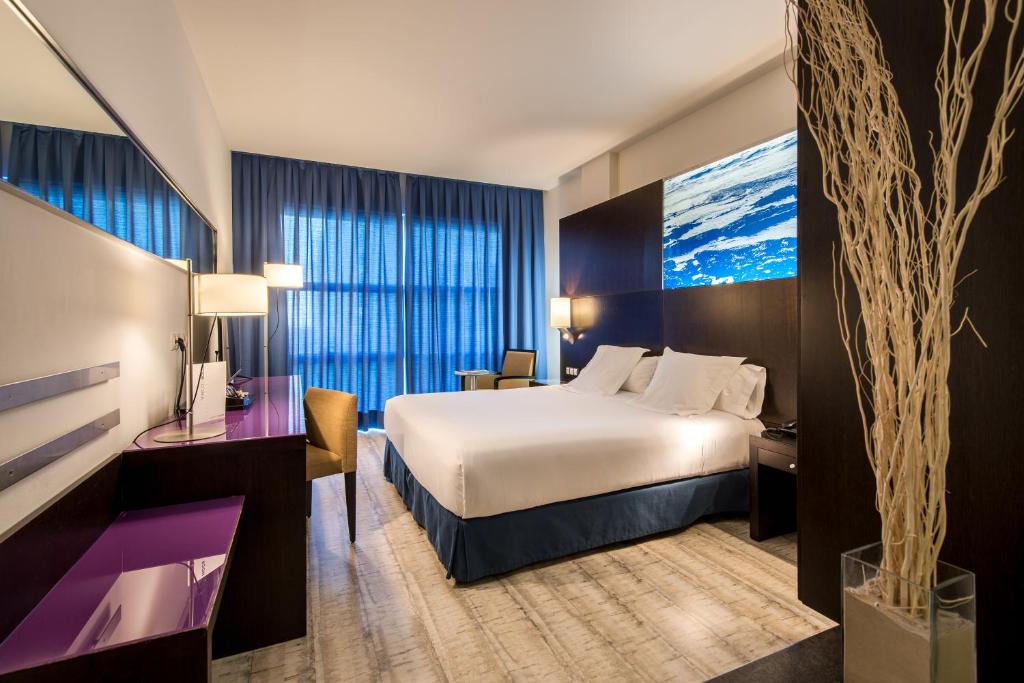 A bed or beds in a room at Vincci Maritimo