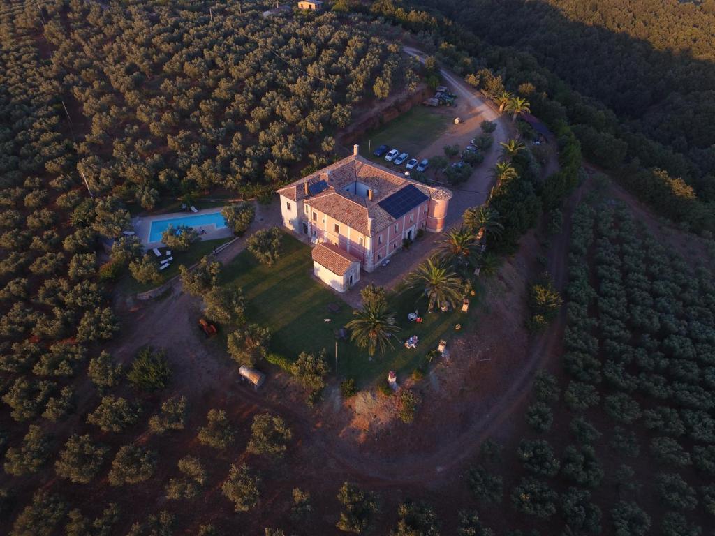 an aerial view of a large house with a pool at Agriturismo Le Carolee in Pianopoli