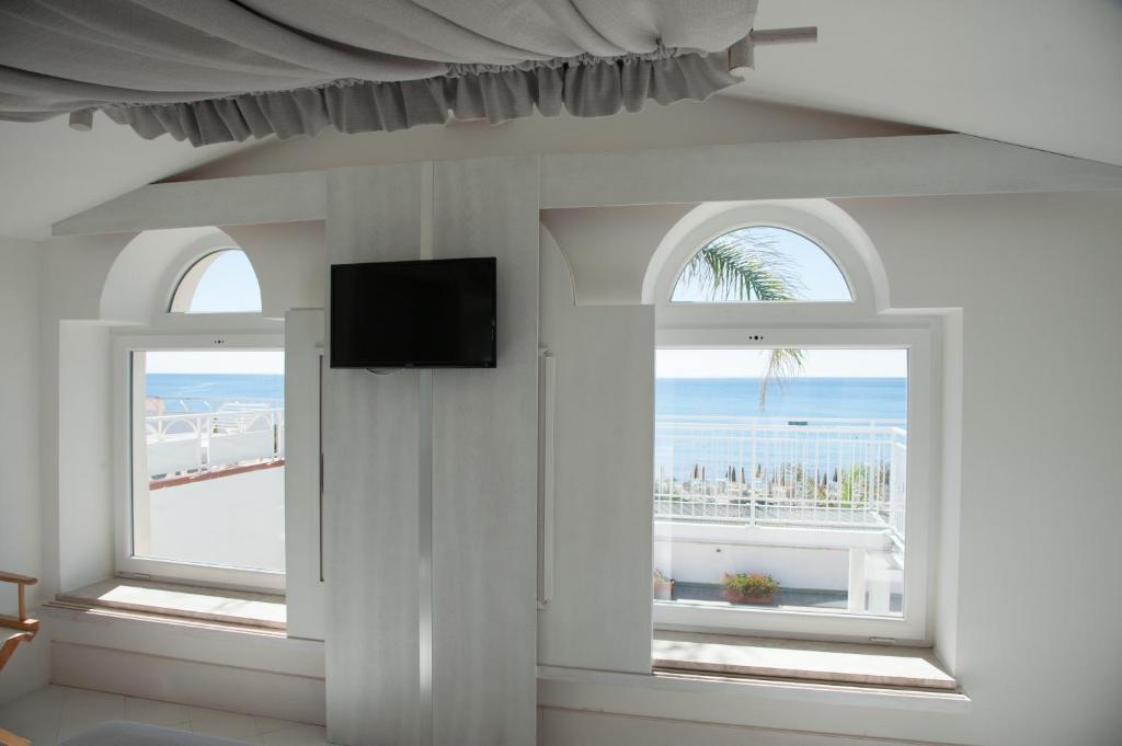 A television and/or entertainment centre at Donnarumma Hotel