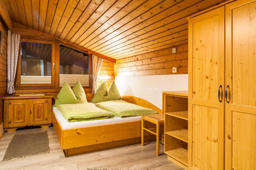 Posteľ alebo postele v izbe v ubytovaní Biobauernhof Kleinummerstall
