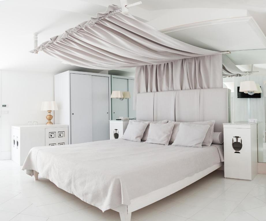 A bed or beds in a room at Donnarumma Hotel