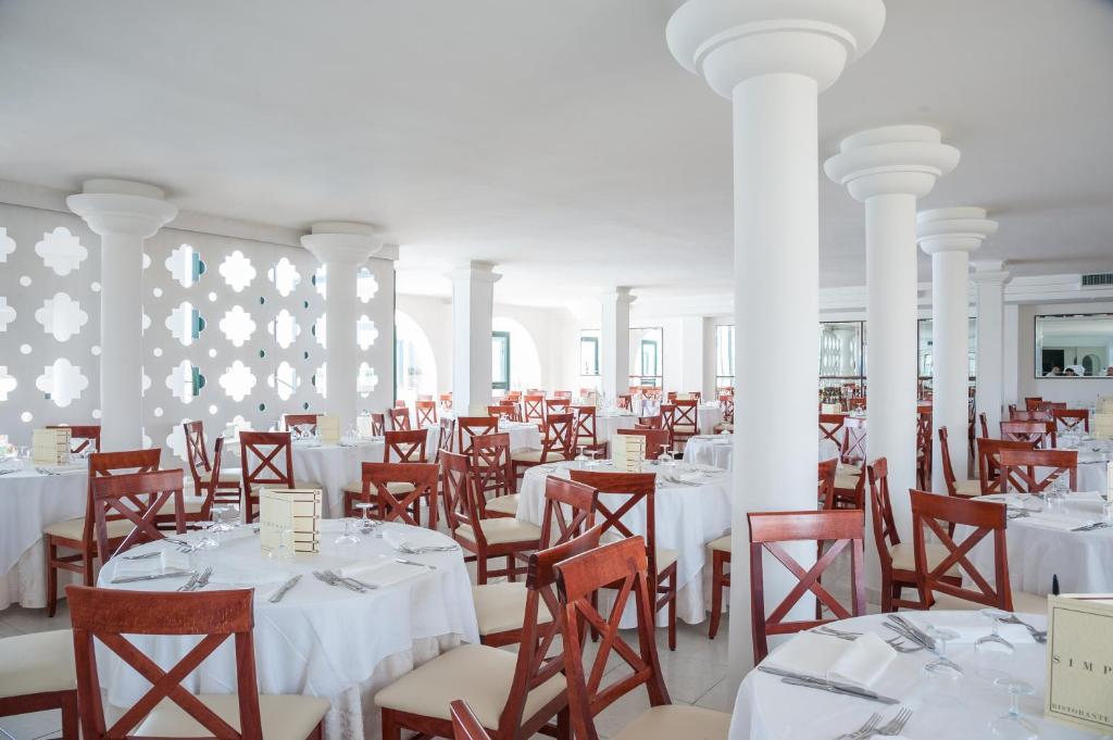 A restaurant or other place to eat at Donnarumma Hotel
