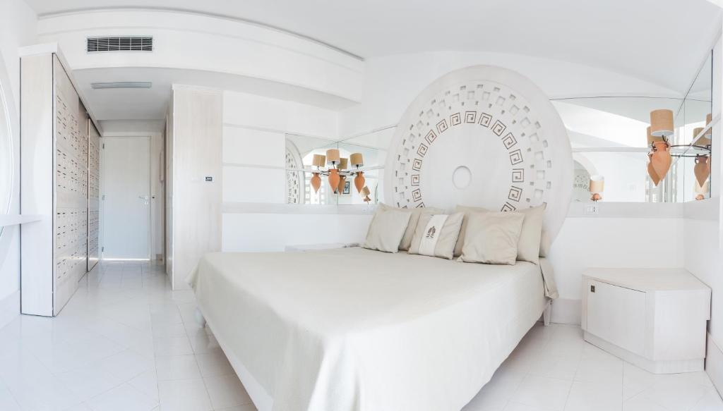 A bed or beds in a room at Donnarumma Hotel