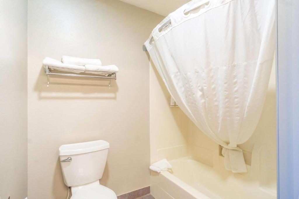 Days Inn by Wyndham Sioux City - King Studio Suite - Non-Smoking