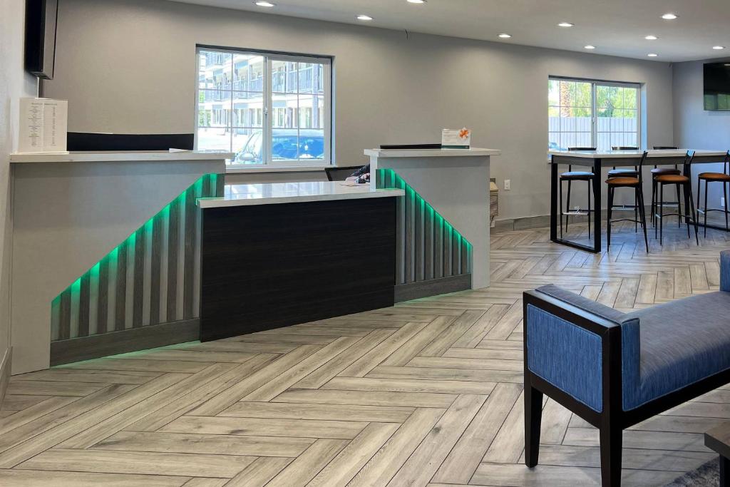a lobby with a counter with chairs and tables at Quality Inn Tracy I-205 in Tracy