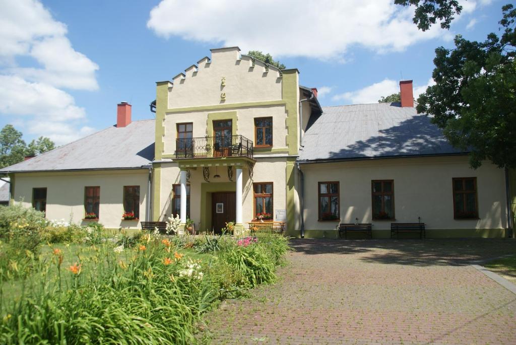 ザトルにあるDworek Młynarzaの大きな白い家
