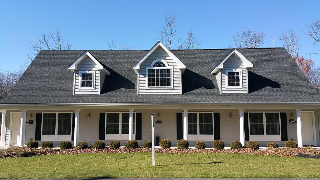 uma casa branca com um telhado cinzento em The Village at Pocono em Blakeslee