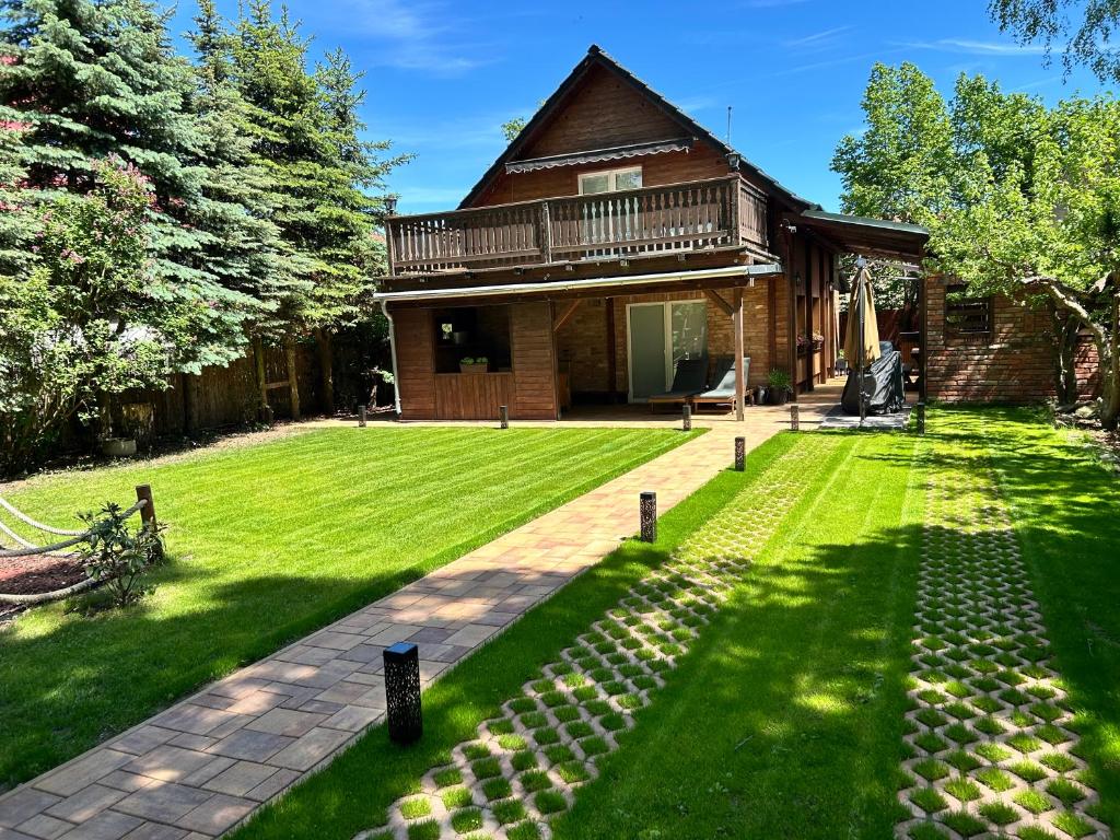 a house with a green yard with a house at Jesenická přehrada, u vody in Cheb